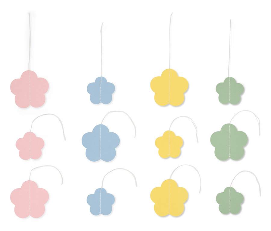 Vícebarevné květinové přívěsky visí na šňůrkách na bílém pozadí.