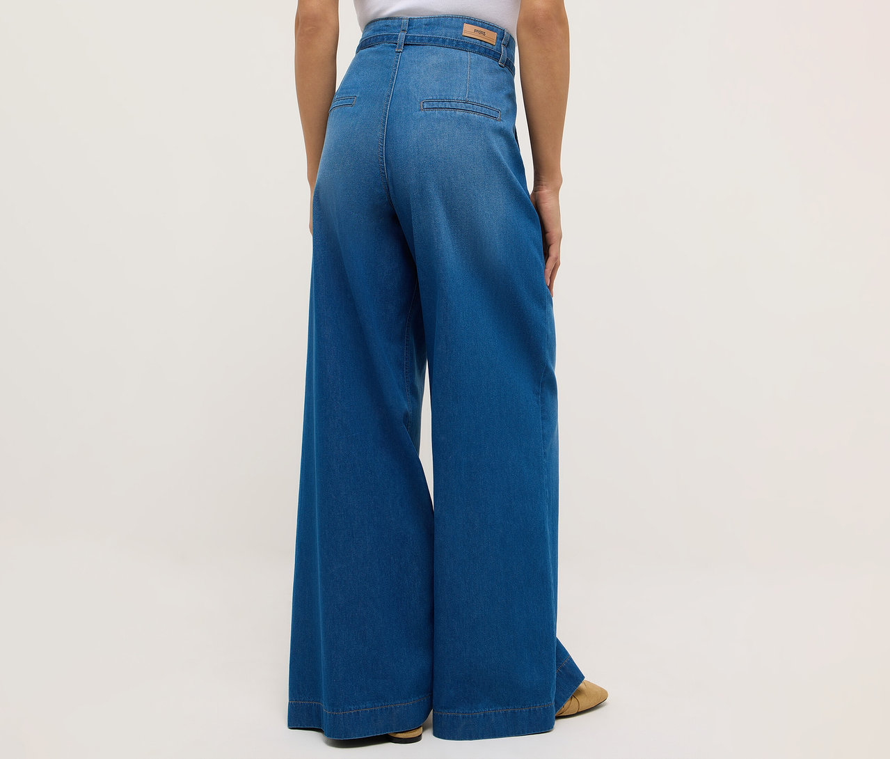 Pohled zezadu na ženu v džínách Angels »Liva« Sleek Wide Leg a balerínkách.