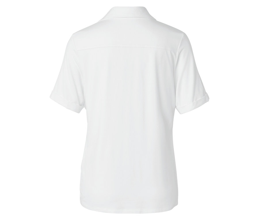 Pohled zezadu na bílé polo tričko s krátkými rukávy.