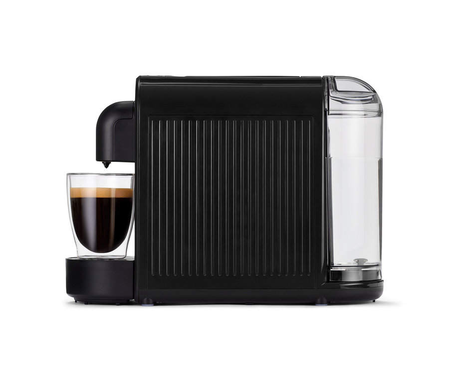 Černý kávovar Cafissimo now black s šálkem kávy před ním.