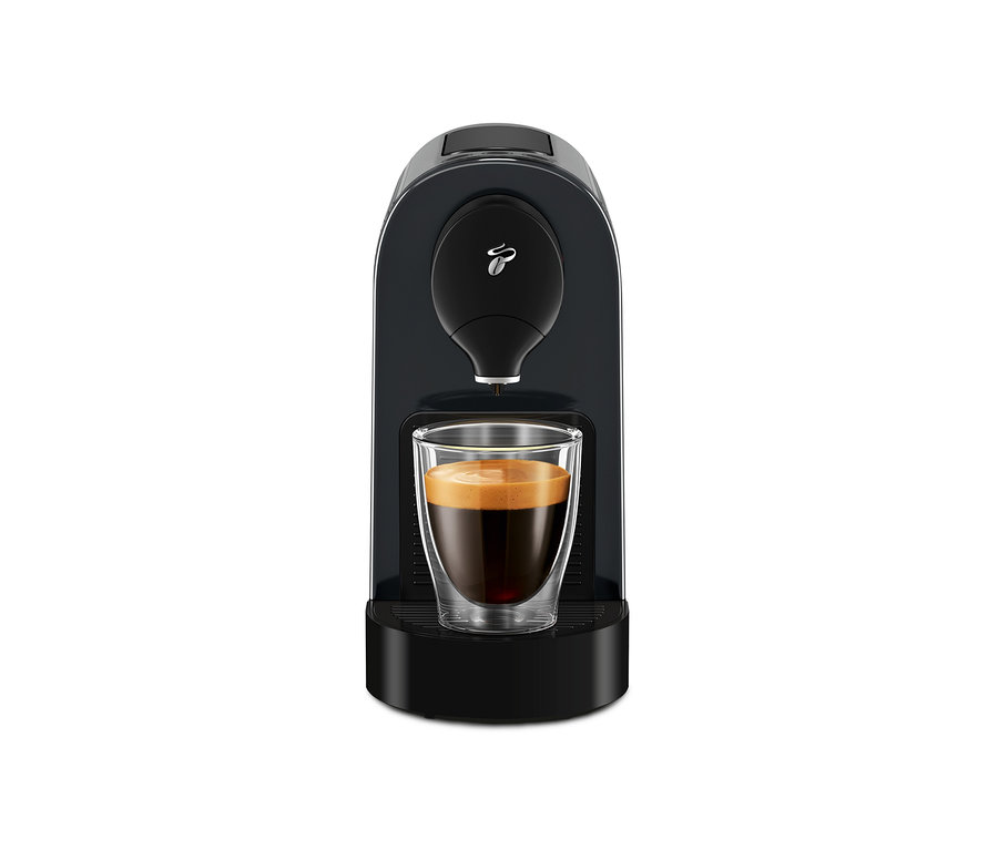 Černý kávovar Cafissimo pure+ s šálkem kávy.