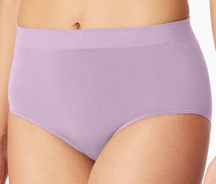 Detailní záběr osoby, která má na sobě světle fialové kalhotky s vysokým pasem a žebrovaným lemem.