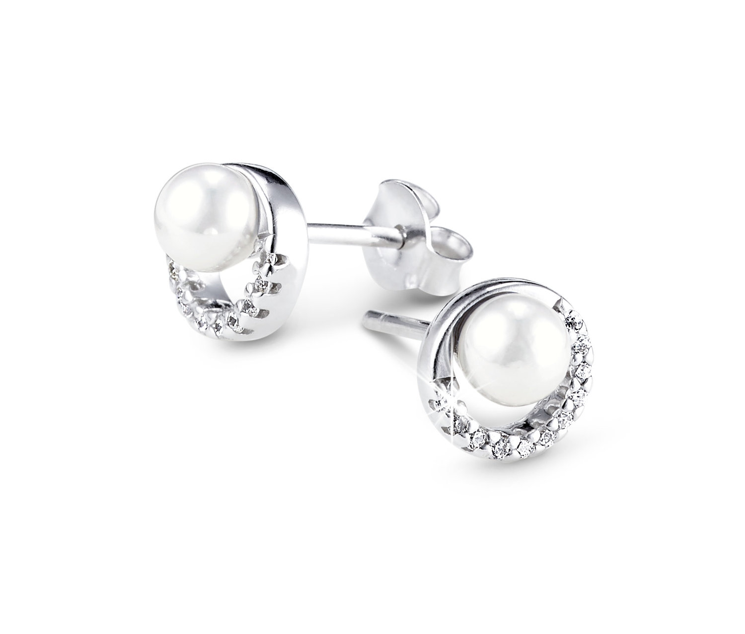 Dva stříbrné náušnice s perlou z lasturového jádra a zirkony leží na bílém pozadí.