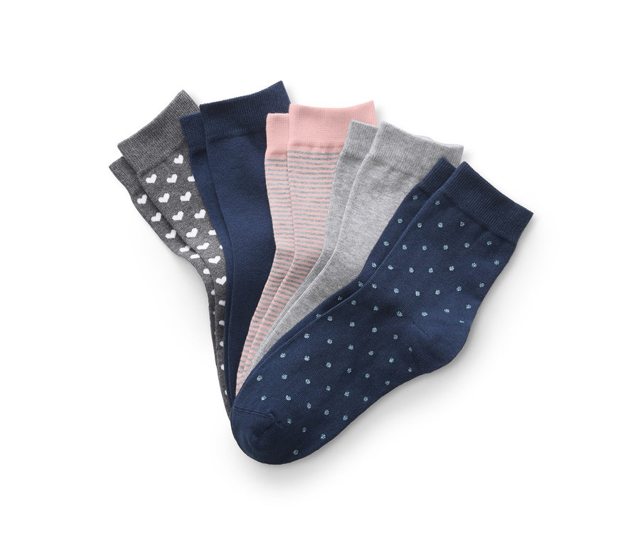 Pět párů ponožek různých barev a vzorů.