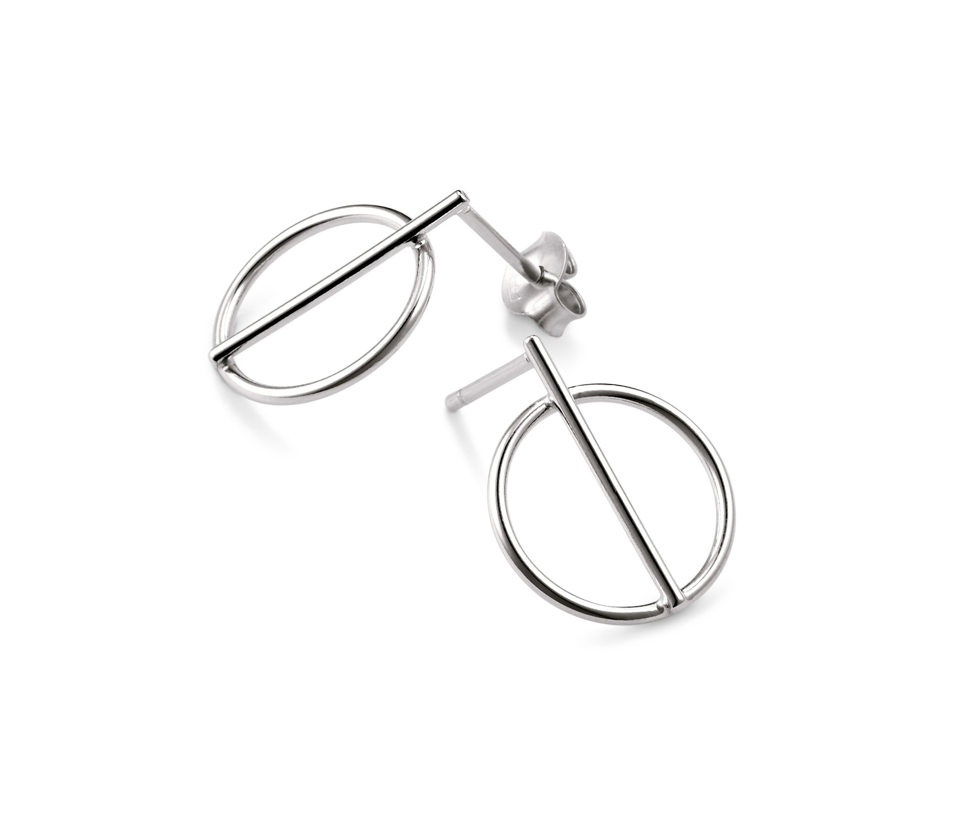Dvoje stříbrné náušnice Pure Collection na bílém pozadí.