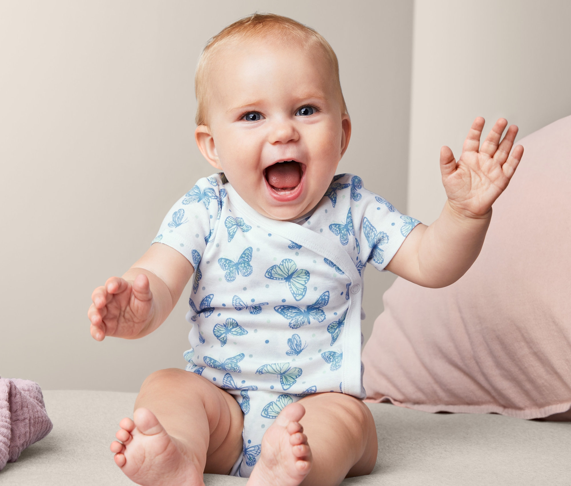 Usmívající se dítě sedí a mává, oblečené do body s krátkým rukávem, 3 ks.