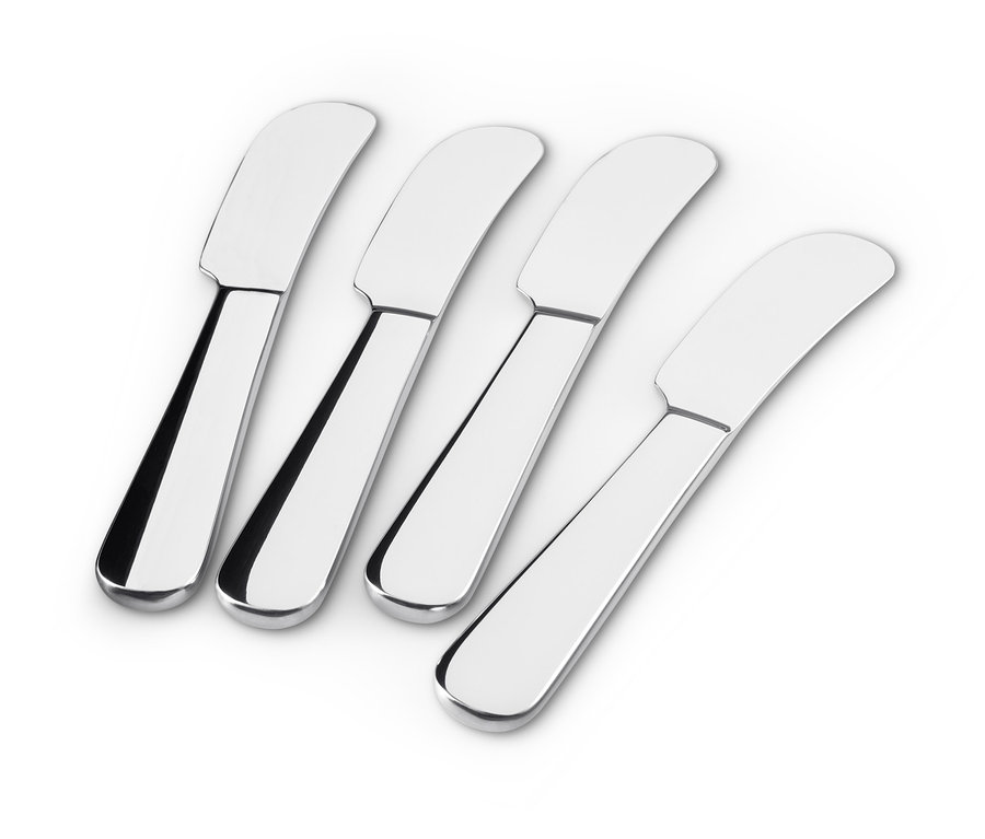 Čtyři nože na máslo leží na bílém pozadí.