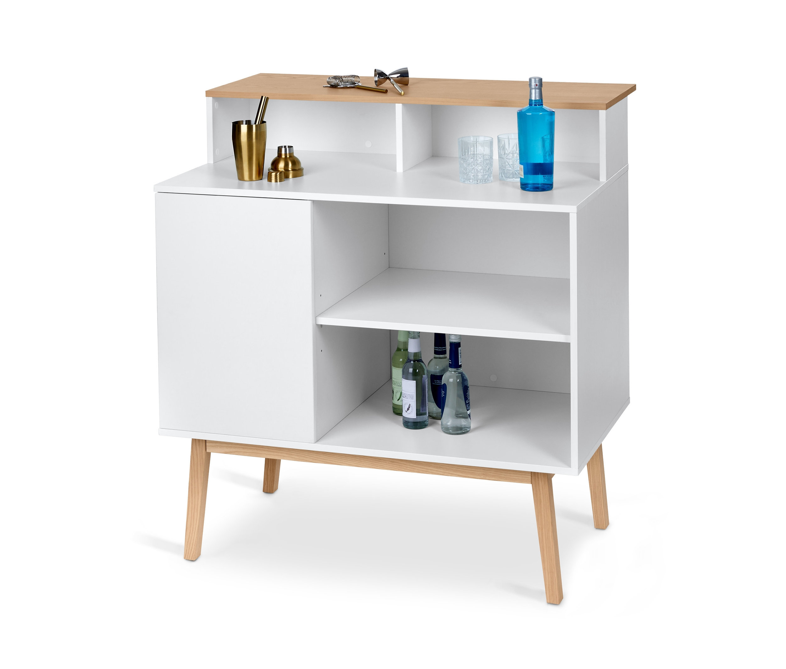 Bílý domácí bar s pultem a dřevěnou deskou. Na horní polici jsou sklenice a láhve.