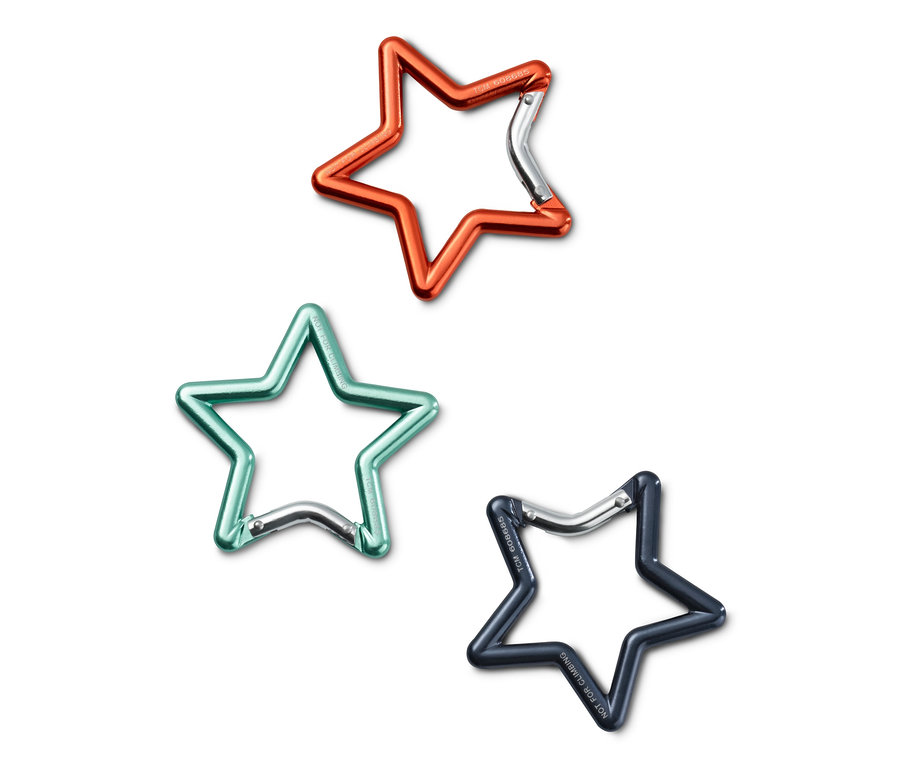 Tři karabinky ve tvaru hvězdy: oranžová, zelená a modrá.