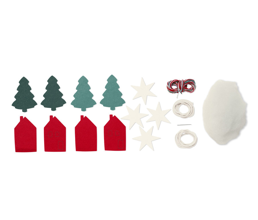Čtyři zelené plstěné vánoční stromky, čtyři červené plstěné domy, čtyři bílé plstěné hvězdy, šňůra, vata a jehla ze sady na výrobu girlandy s plstěnými přívěsky.