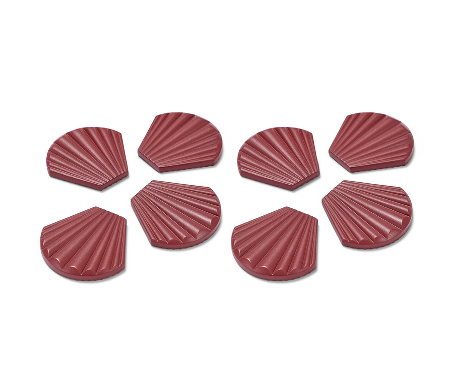 Osm závaží na ubrus, každé ve tvaru lastury a v bordó barvě, rozložených na bílém pozadí.