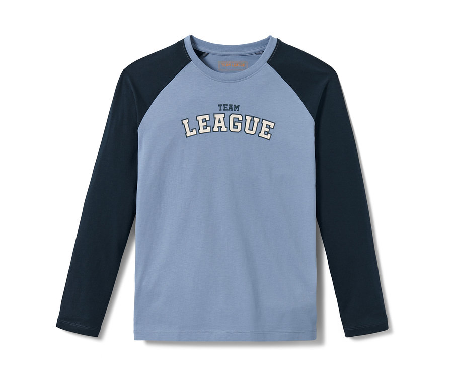 Modré dětské pyžamo s nápisem "LEAGUE" na hrudi.