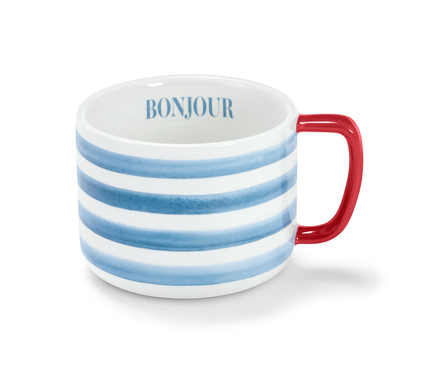 Detail Velkého hrnku s modrými pruhy a červeným uchem, uvnitř nápis Bonjour.