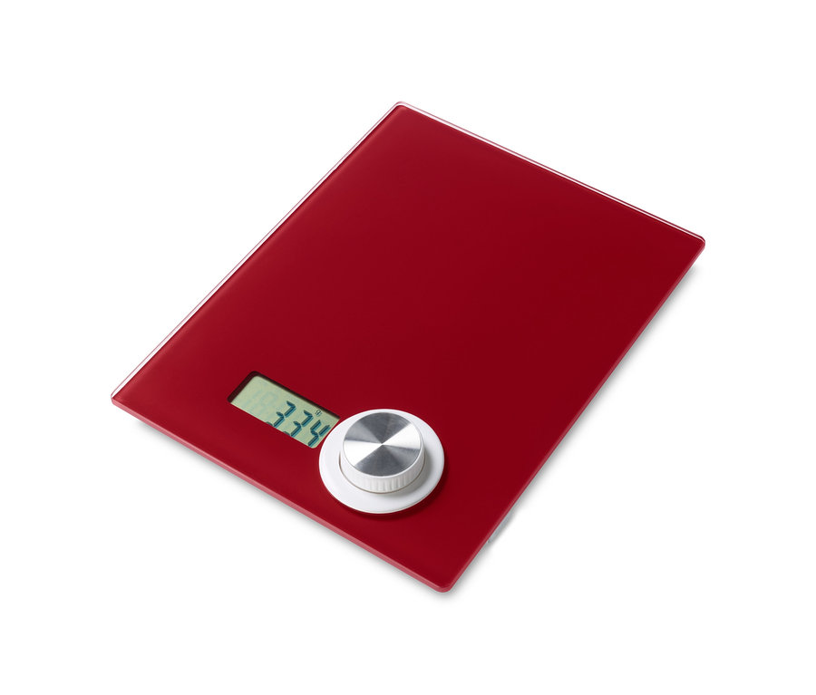 Červená digitální kuchyňská váha ukazuje 334 g.