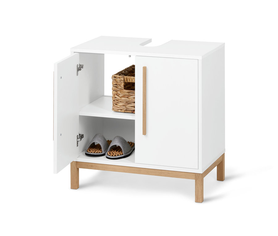 Otevřená bílá koupelnová skříňka pod umyvadlo Eklund s košíkem a pantoflemi uvnitř.