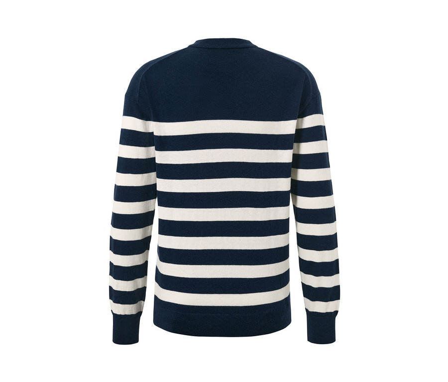 Detail svetru s kulatým výstřihem v tmavě modré barvě s vodorovnými bílými pruhy.