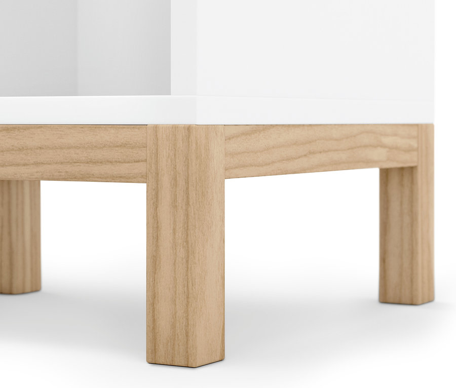 Detail odkládací koupelnové skříňky s dřevěnýma nohama.