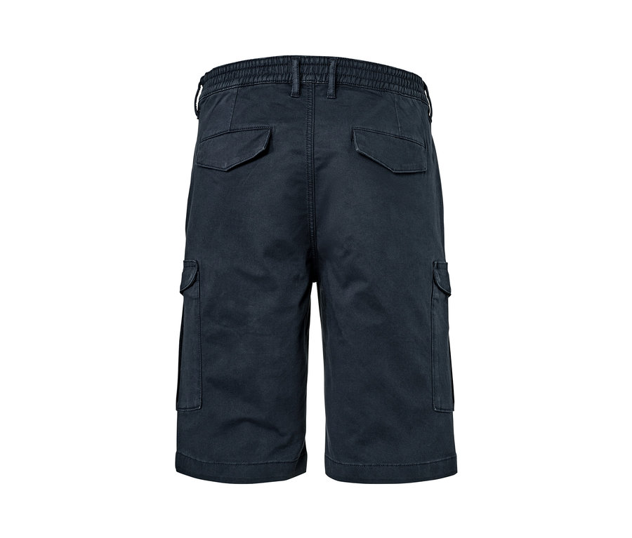 Detailní záběr na zadní stranu námořnicky modrých cargo šortek.