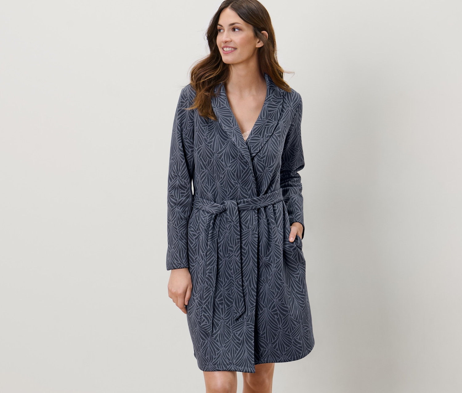 Žena má na sobě župan.