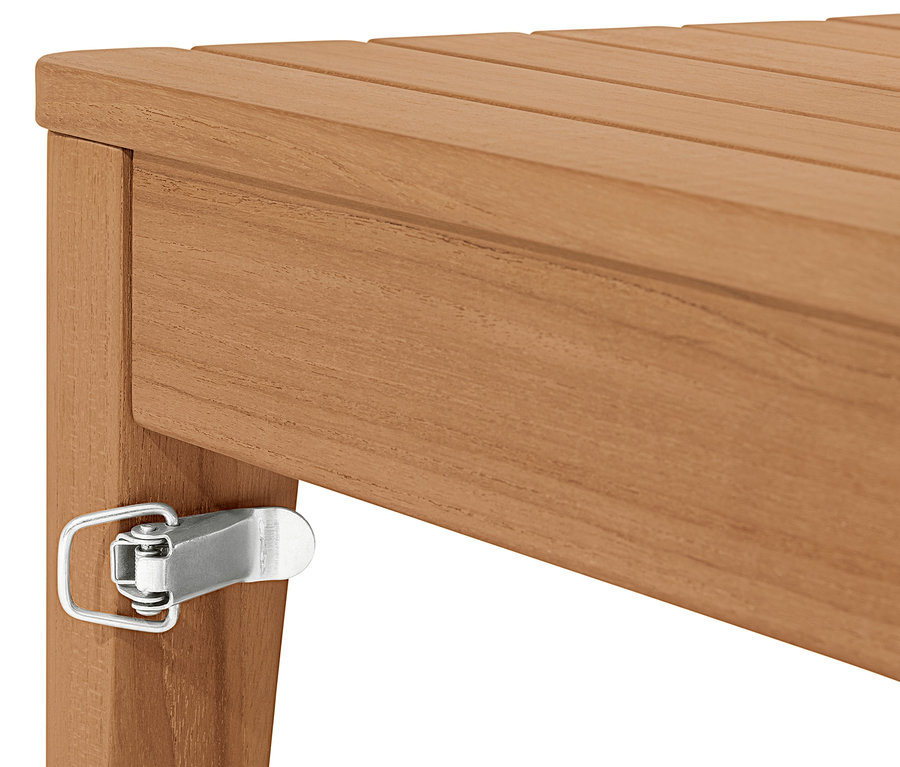 Detail teakov
              é rohové pohovky.