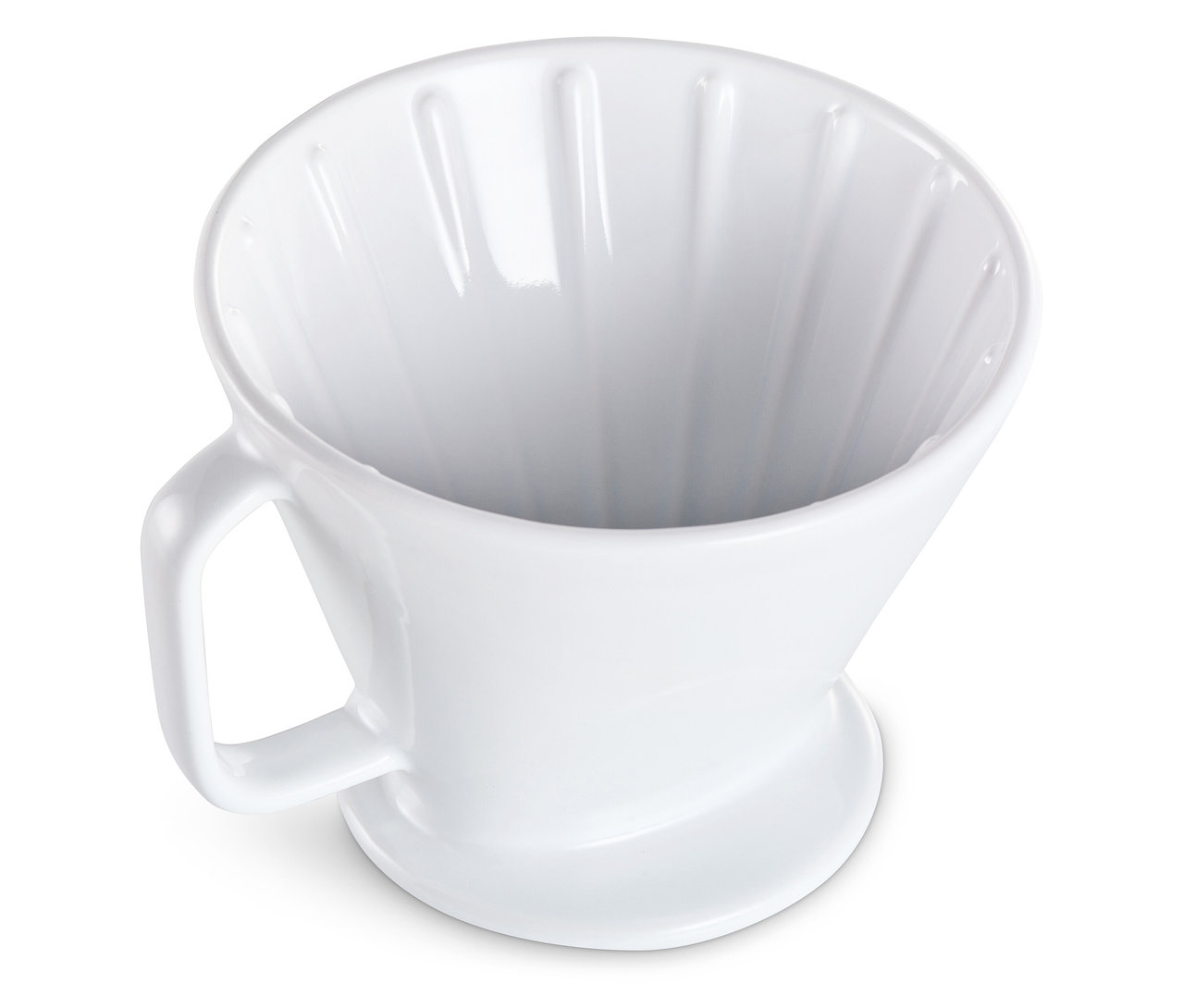 Detailní pohled shora na bílý keramický ruční kávový filtr.