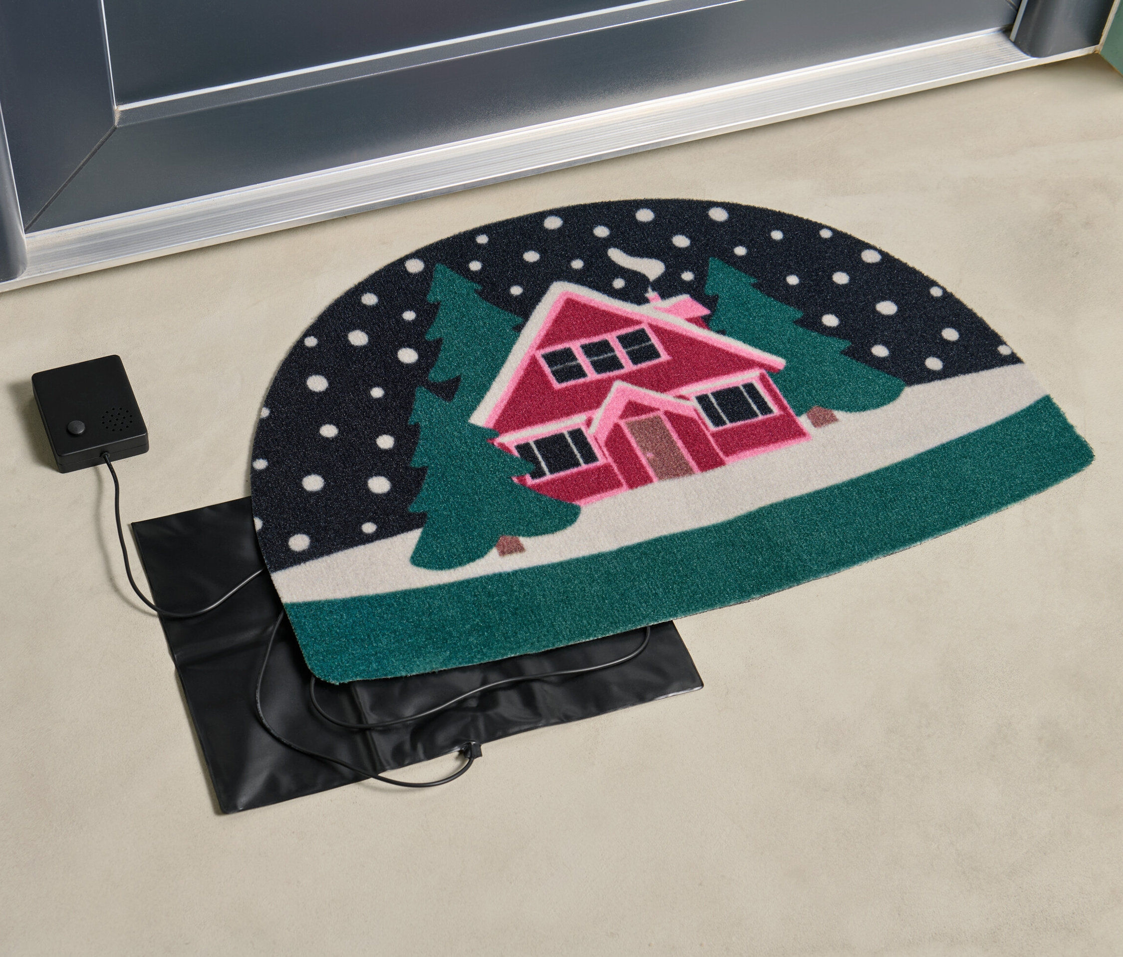 Senzor pod rohožku s vánoční hudbou leží vedle dveří.