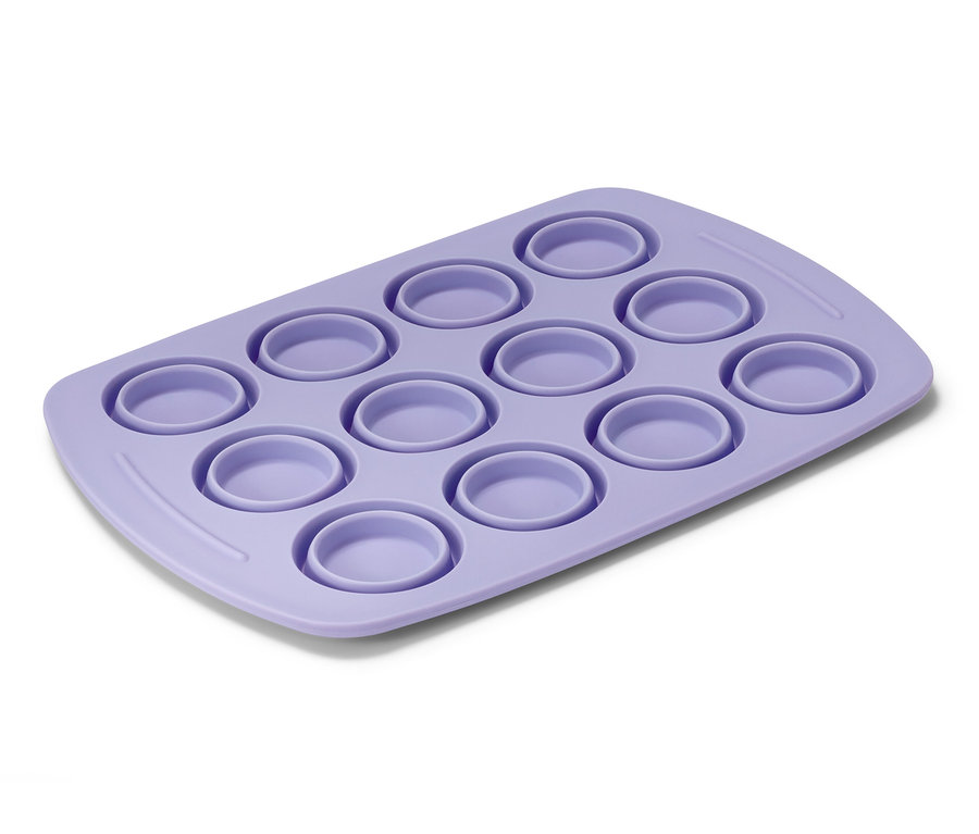 Fialová skládací silikonová forma na muffiny s dvanácti prohlubněmi.
