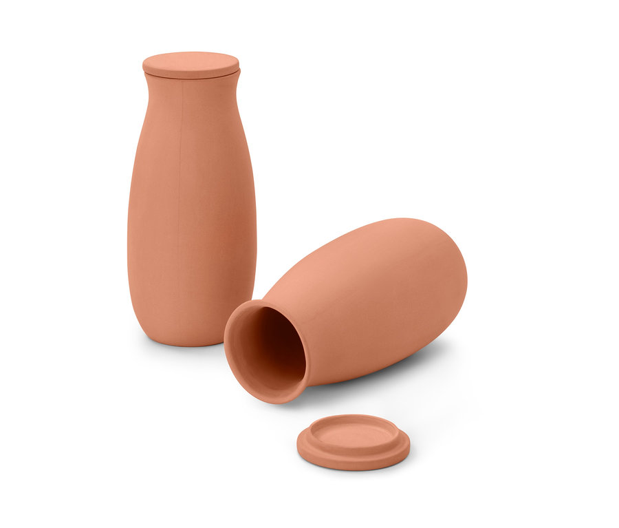 Dva velké hliněné pomocné zavlažovače, jeden stojí a jeden leží s víkem vedle něj.