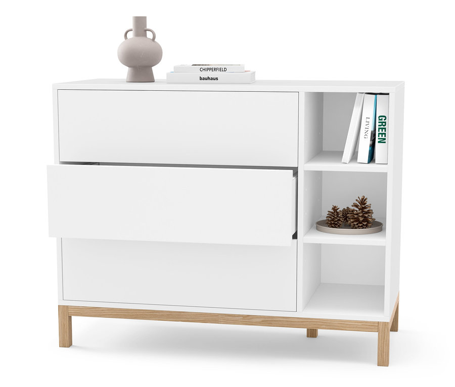 Bílá komoda se třemi zásuvkami, z nichž jedna je otevřená. Na komodě leží váza a knihy.