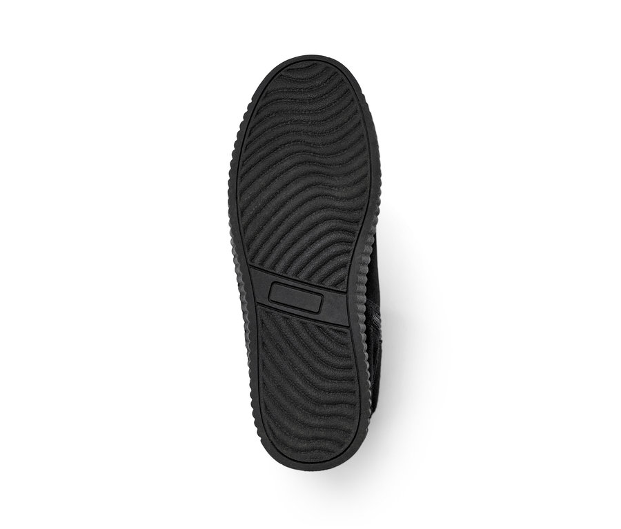 Detail podrážky kotníkové boty ze semišové kůže.