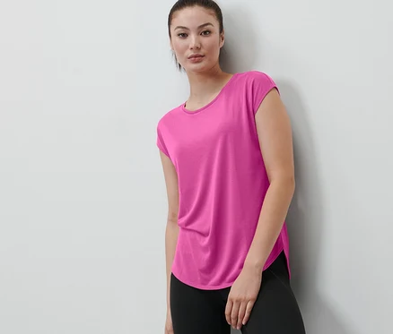 Žena má na sobě růžové sportovní tričko.