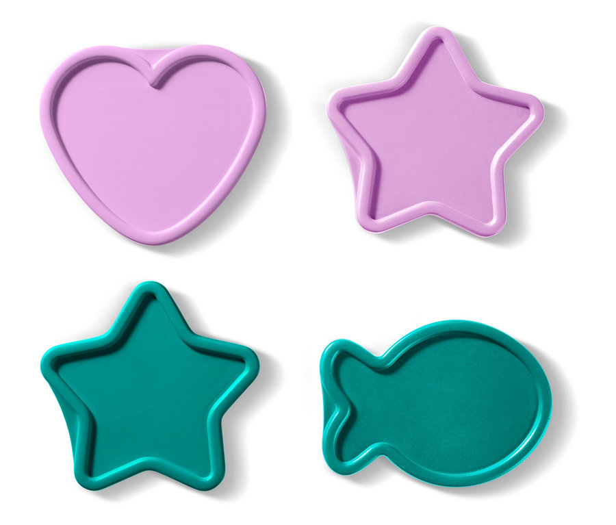 Čtyři vykrajovátka na sušenky ve tvaru srdce, hvězdy a ryby v růžové a zelené barvě.