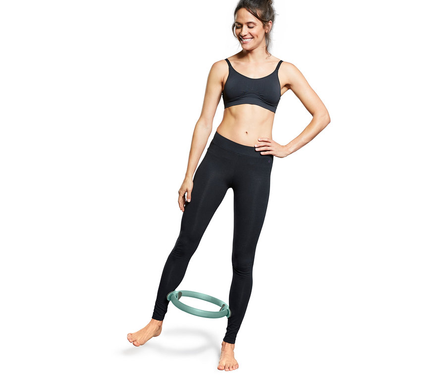 Žena používá obruč na pilates.