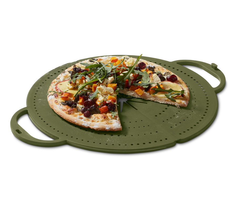 Pizza nakrájená na talíři Ochranný kryt na pánev 4 v 1.