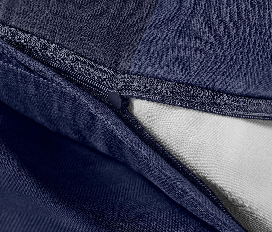 Detail modrého flanelového povlečení se zipem.