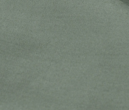 Detailní záběr na zelené perkálové povlečení standardní a nadměrné velikosti.