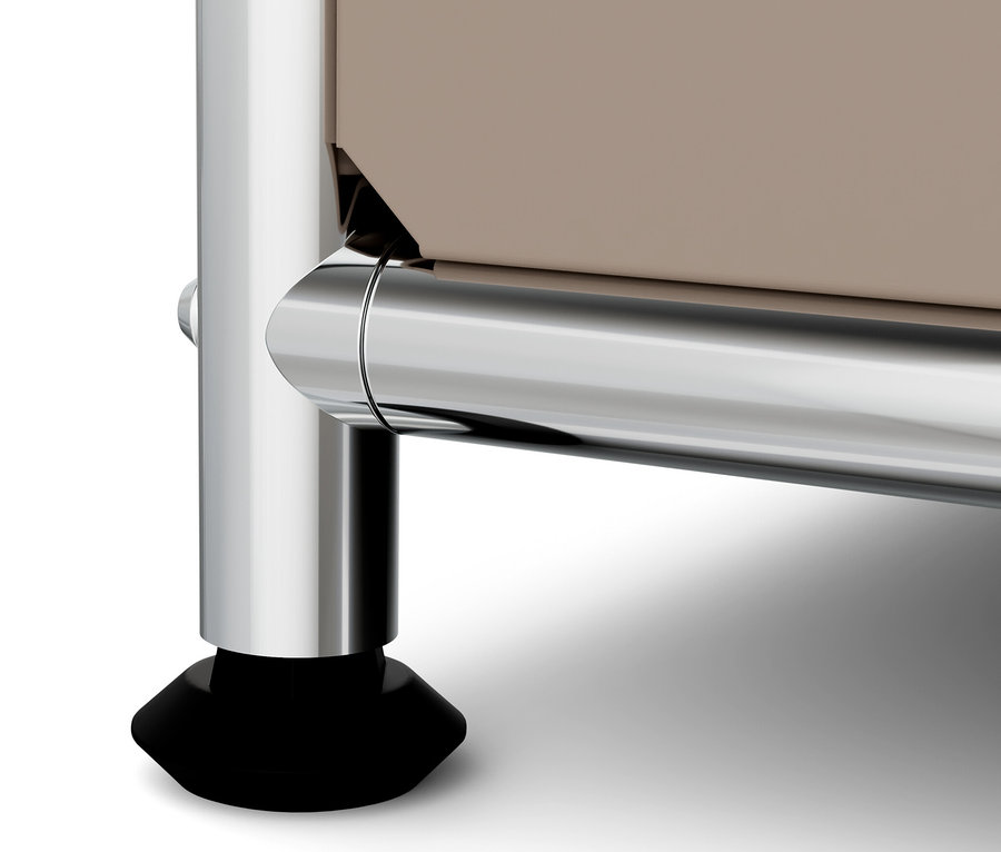 Detail kovu hnědošedé komody »CN3« s dřevěnou deskou, chromovanou nohou a černou patkou.