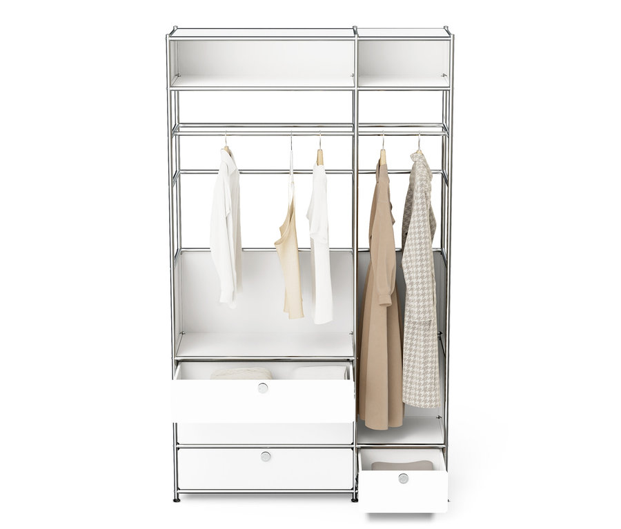 Kovová skříň »CN3« se 2 šatními tyčemi a 4 zásuvkami, s oblečením visícím na tyčích.