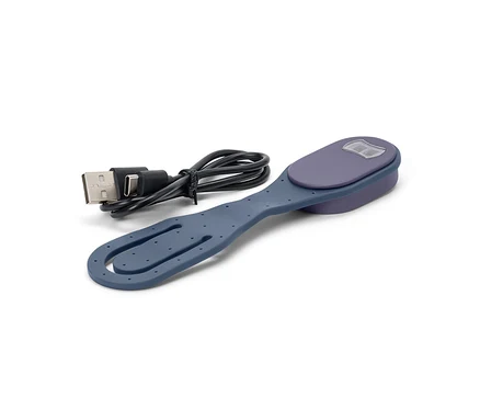 Modrá mini LED lampička na čtení s baterií a kabelem USB na bílém pozadí.