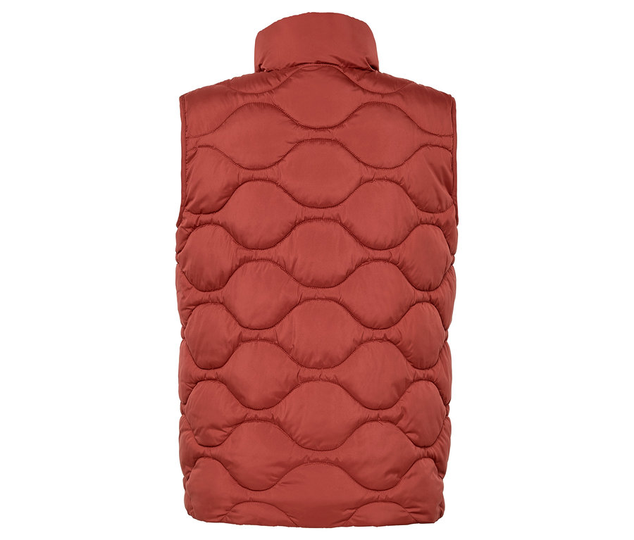 Zadní pohled na prošívanou vestu v odstínu terakoty.