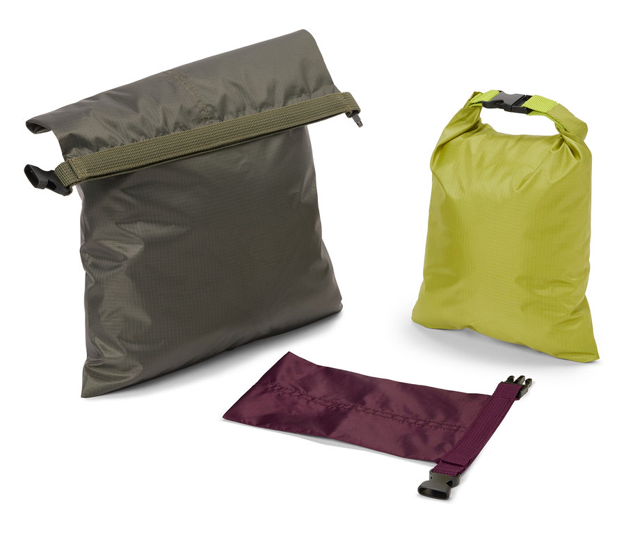 Tři voděodolné vaky v olivové, limetkové a fialové barvě leží na bílém pozadí.