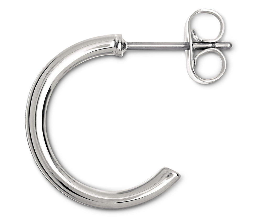 Detail stříbrné náušnice ve tvaru kruhu.