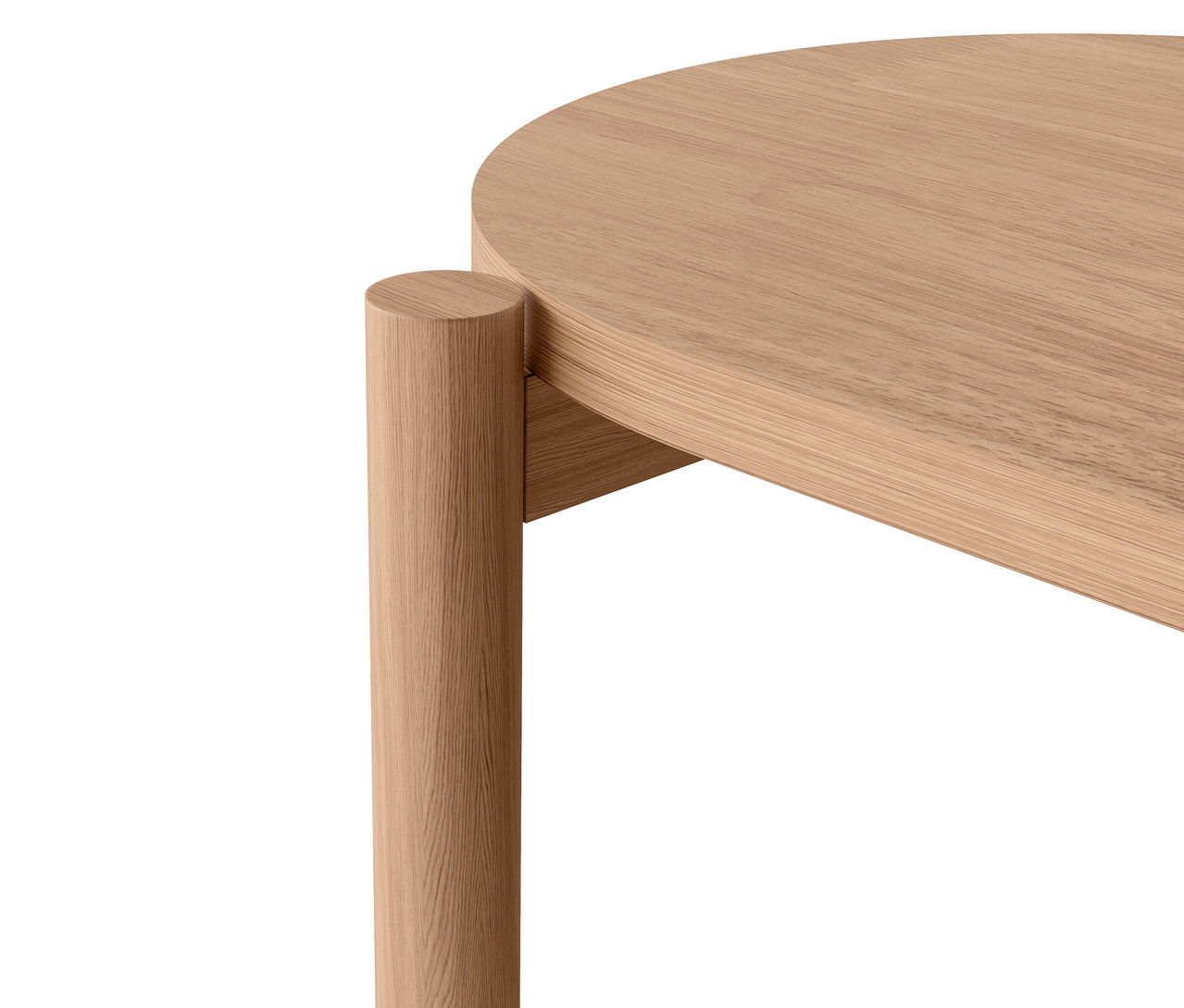 Detail kulatého dřevěného stolku s nohou.