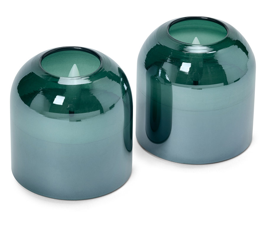 Dvě skleněné svíčky s modrozeleným gradientem na bílém pozadí.