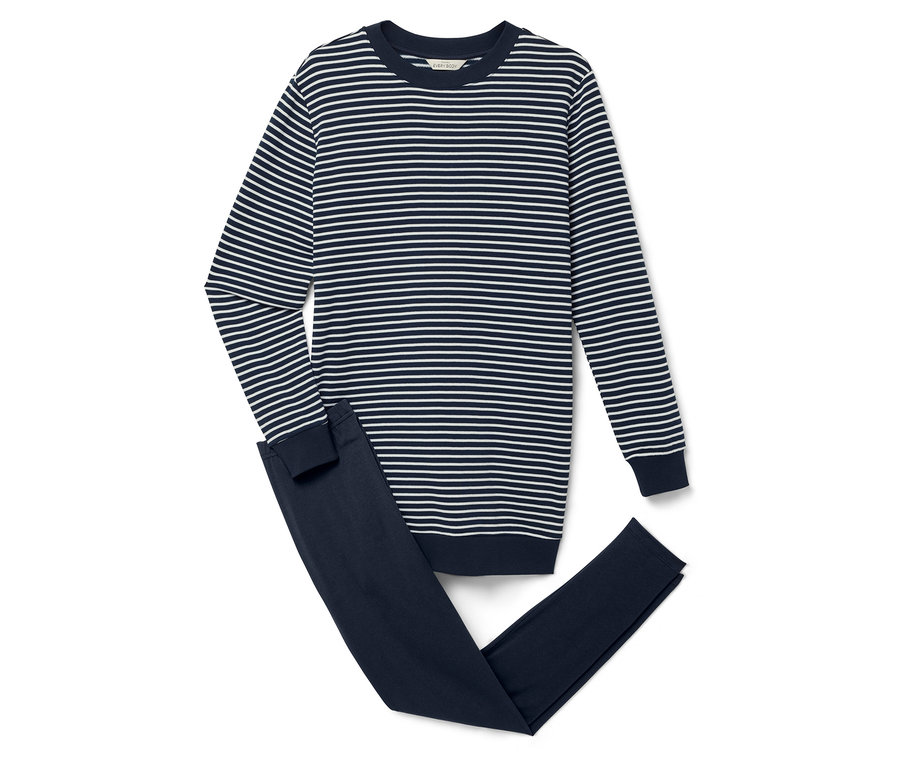 Pruhovaný top s dlouhým rukávem a tmavě modré kalhoty na bílém pozadí.