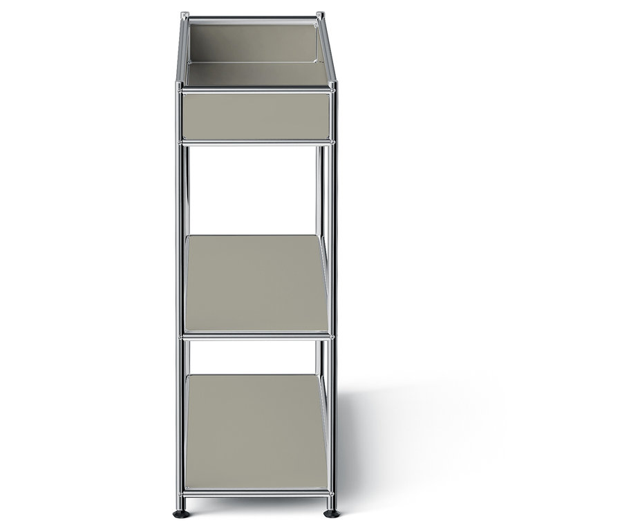 Chromovaný regál se třemi šedými policemi.