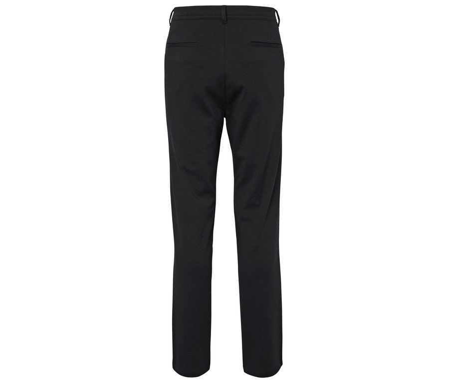 Černé kalhoty zezadu.