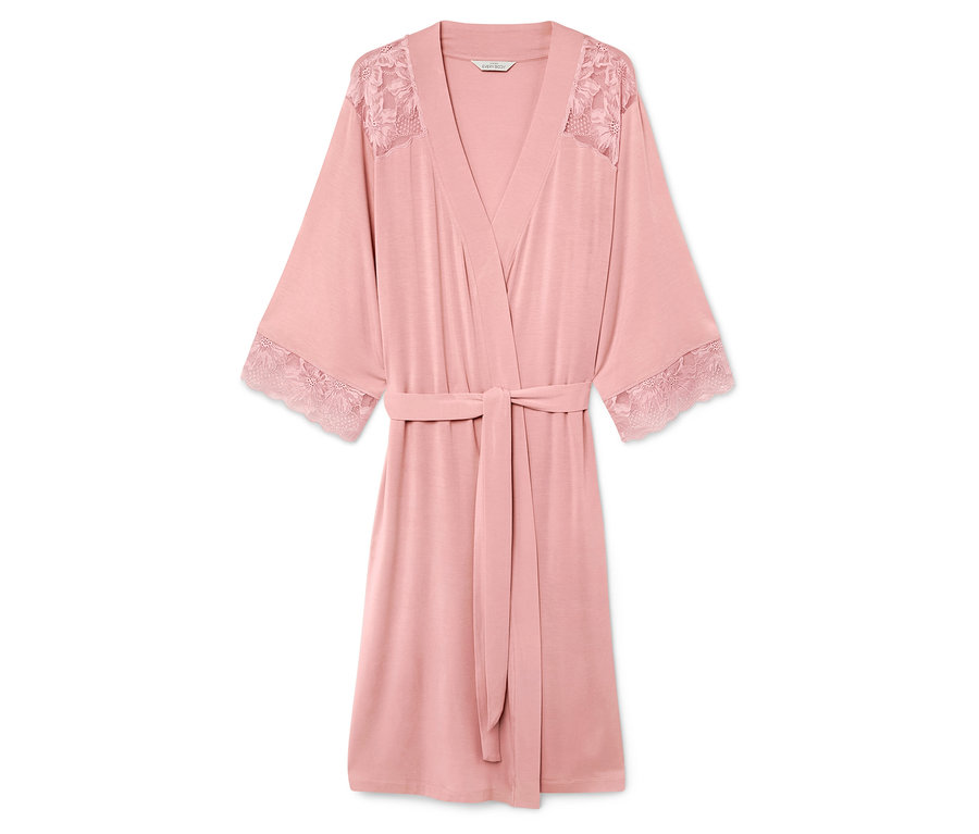 Růžový župan s krajkou na rukávech a ramenou, s páskem na zavazování, na bílém pozadí.