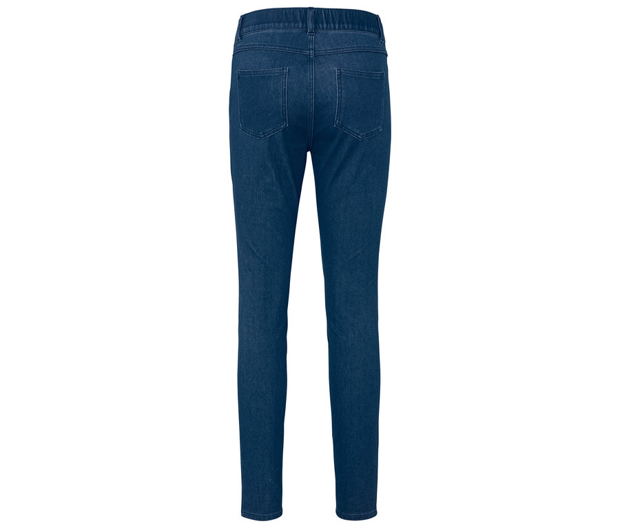 Zadní pohled na tmavě modré džíny.