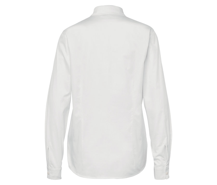 Zadní pohled na bílou košili s dlouhým rukávem.